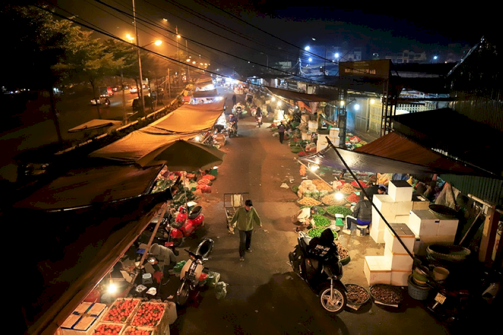 A great view of Long Bien Market structure from above